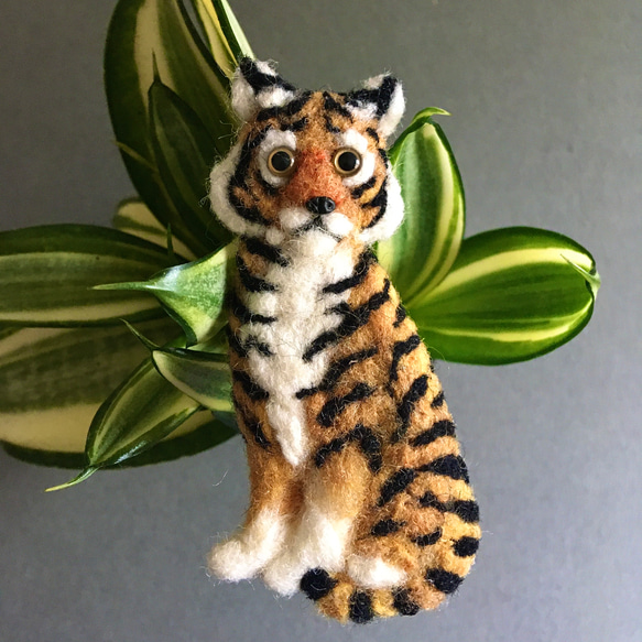 羊毛フェルト トラのブローチ ブローチ CHIRA MIRA 通販 13189837