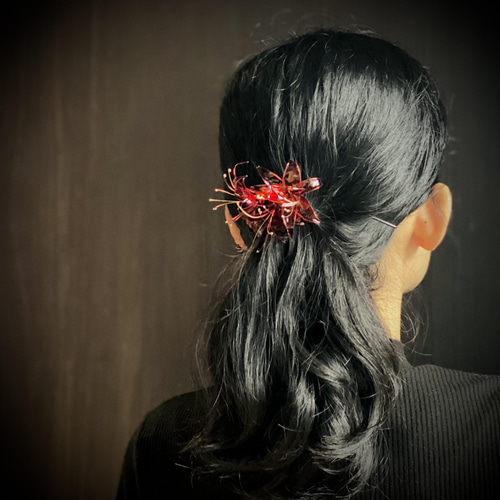 彼岸花のポニーフック ヘアクリップ・バナナクリップ Ruby Lycoris