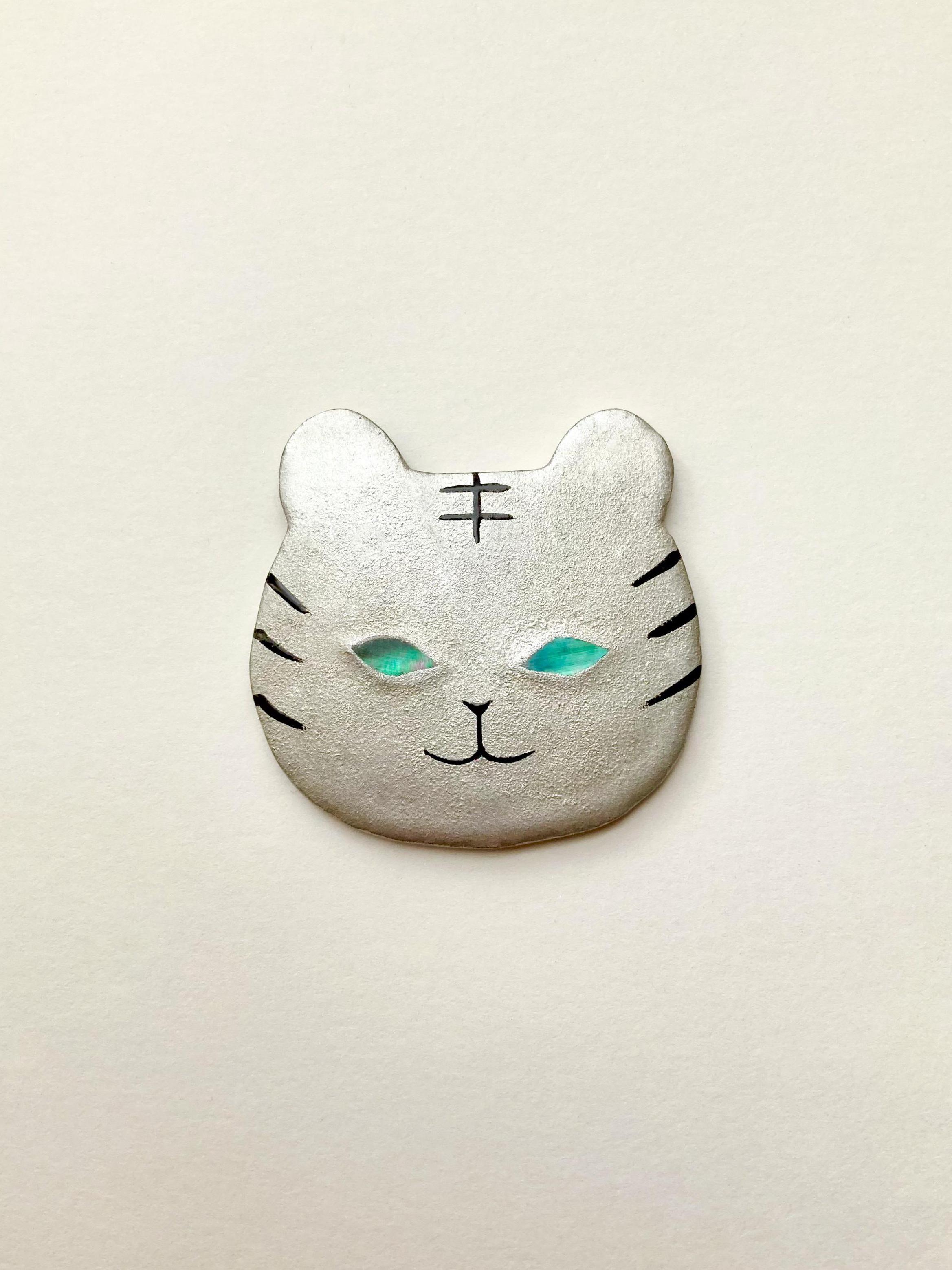 《再販/数量限定》とらのブローチ (シルバー) 漆皮に螺鈿