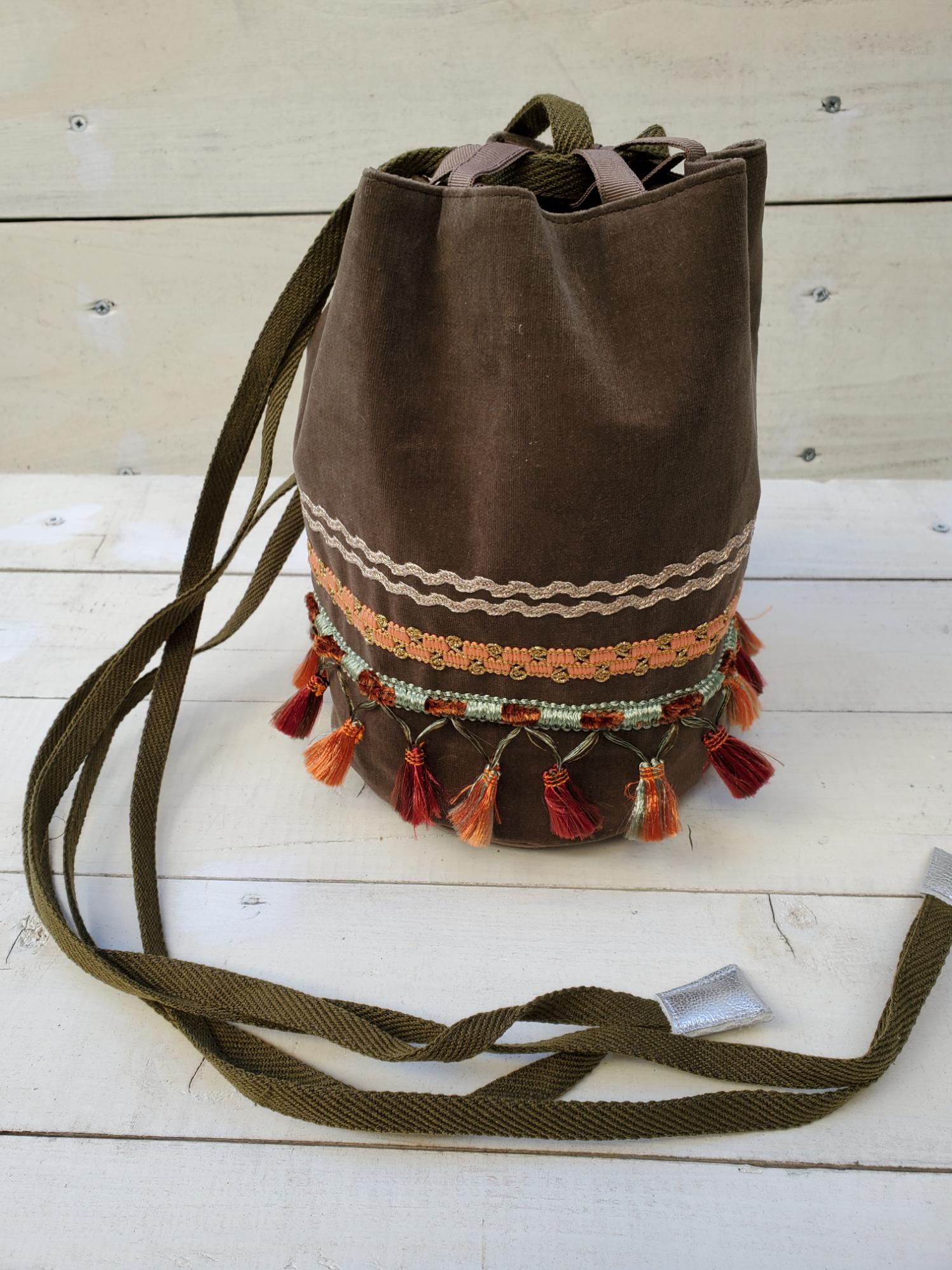 世界にひとつの巾着バッグ　カーキ別珍　小さいタッセルブレード
