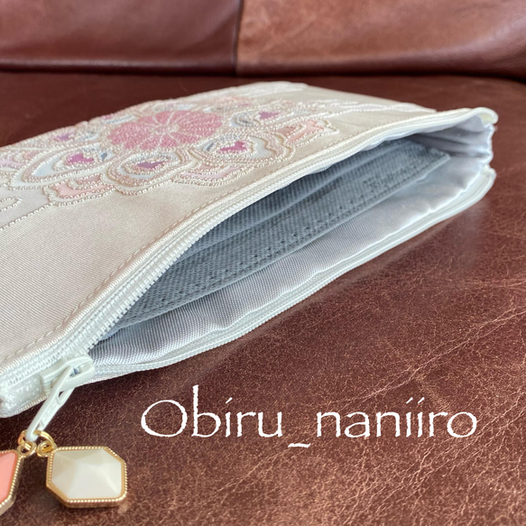 ✳︎Flat pouch✳︎フラットポーチ　ぺちゃんこポーチ　相良刺繍　シルク帯リメイク✳︎ 3枚目の画像