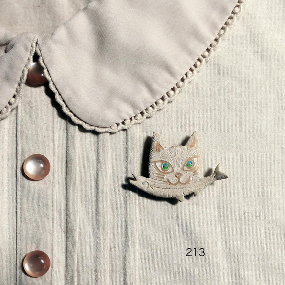 猫のブローチ　白猫と秋刀魚　No.213 4枚目の画像