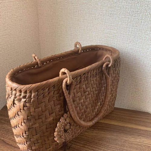 クラフトで作った山葡萄風網代編みかごバッグ（チャーム付き