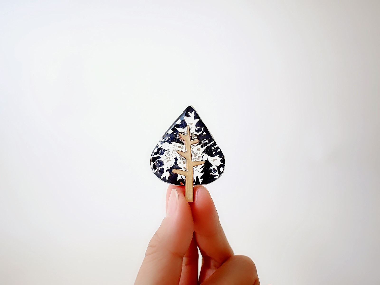 キノキノブローチ　スノードーム