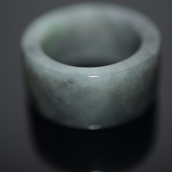 110-13 18.0号 天然 A貨  グレー 黒 グリーン翡翠 板指 広幅 リング 指輪 硬玉ジェダイト 4枚目の画像