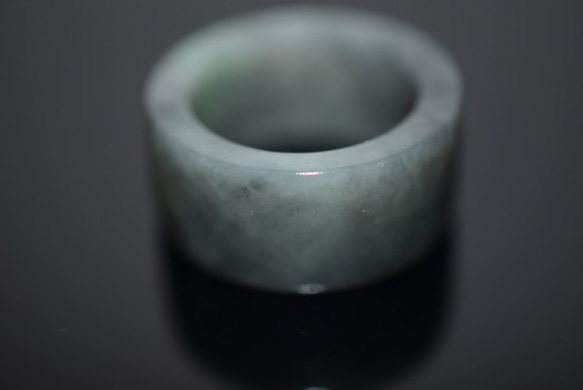 110-13 18.0号 天然 A貨  グレー 黒 グリーン翡翠 板指 広幅 リング 指輪 硬玉ジェダイト 4枚目の画像