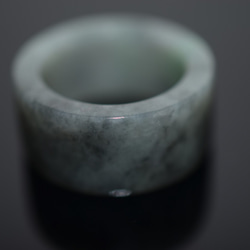 110-13 18.0号 天然 A貨  グレー 黒 グリーン翡翠 板指 広幅 リング 指輪 硬玉ジェダイト 3枚目の画像