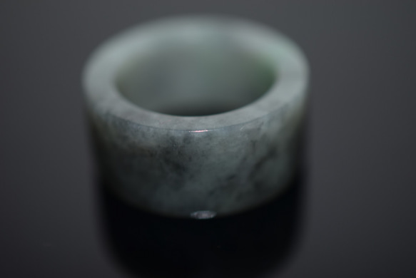 110-13 18.0号 天然 A貨  グレー 黒 グリーン翡翠 板指 広幅 リング 指輪 硬玉ジェダイト 3枚目の画像