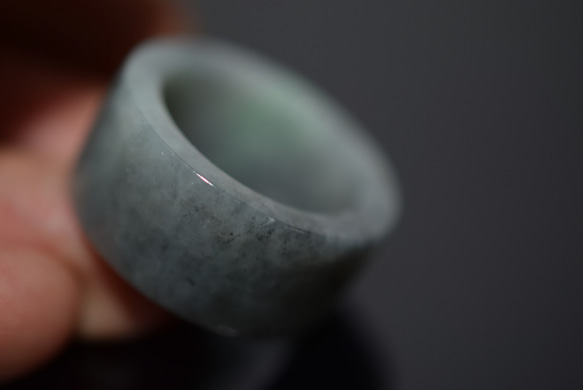 110-13 18.0号 天然 A貨  グレー 黒 グリーン翡翠 板指 広幅 リング 指輪 硬玉ジェダイト 2枚目の画像