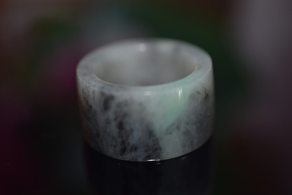 110-8 18.0号 天然 A貨  グレー 黒 グリーン翡翠 板指 広幅 リング 指輪 硬玉ジェダイト 2枚目の画像