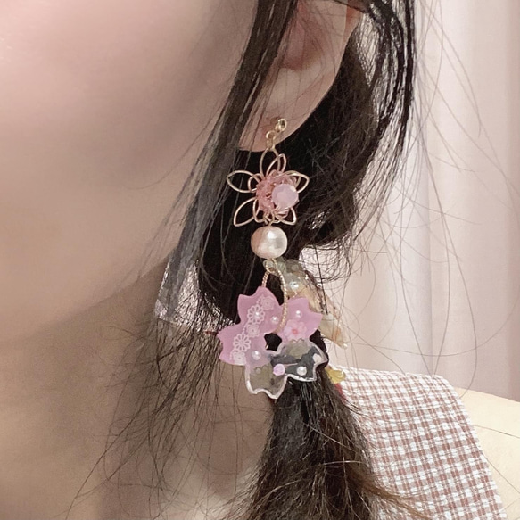 櫻櫻期盼 櫻花x奶油棉珍珠x切面玻璃珠 撞色療癒系耳環 第7張的照片