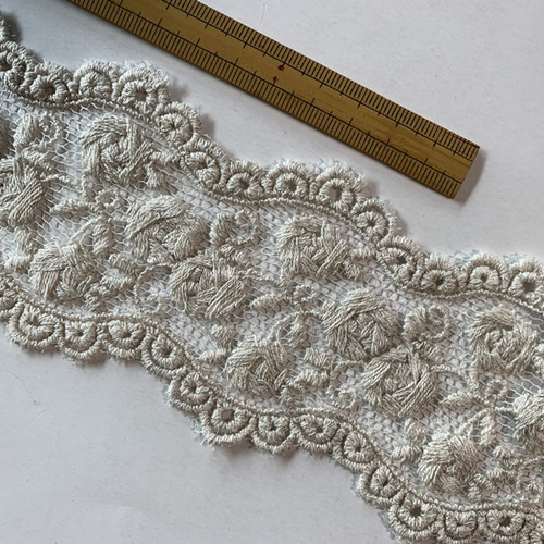 リネン混両耳スカラップ刺繍生地 刺繍有効幅9.2m