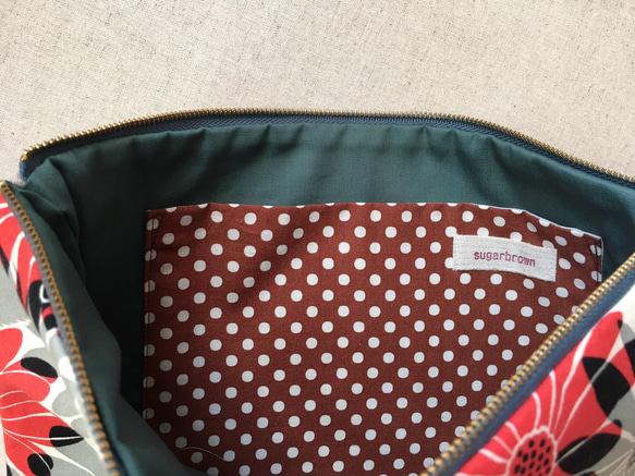 バッグインバッグ　クラッチバッグ　iPadポーチ　赤とグレーのマーガレット 5枚目の画像