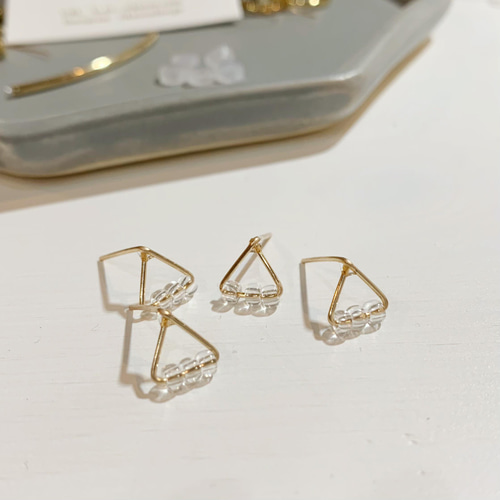 14kgf】小さな三角ピアス/イヤリング ピアス（スタッド・一粒