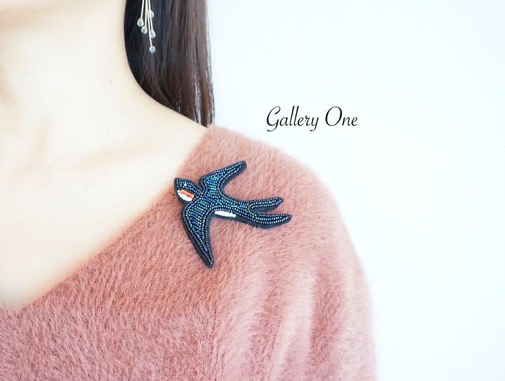 幸運を運ぶ鳥❀﻿ ツバメのビーズ刺繍ブローチ‧*。 ブローチ yuka 通販
