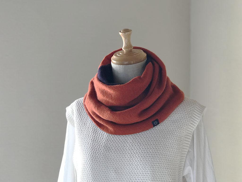 ベビーカシミヤ・リバーシブルねじりスヌード / テラコッタ×プラムパープル