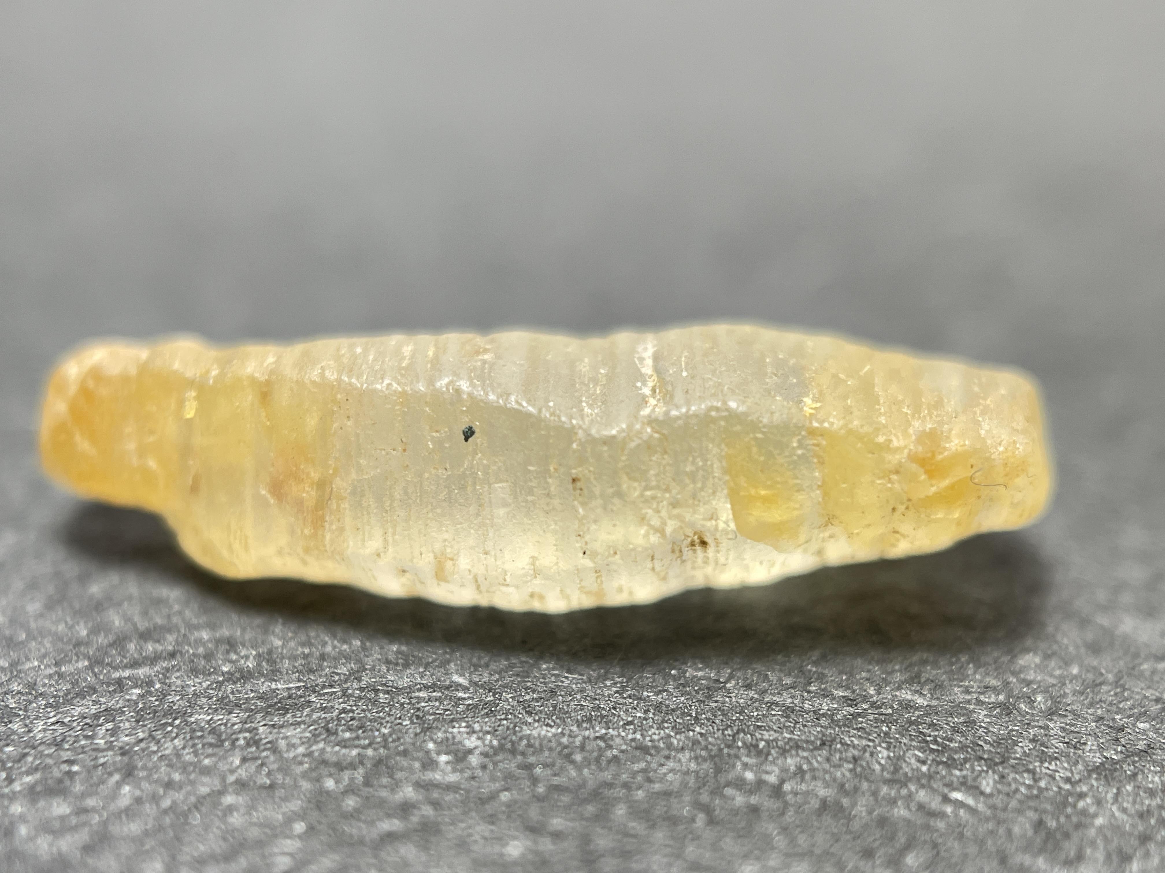 サファイア原石 サファイアクリスタル 2.60カラット イエロー 天然コランダムクリスタル スリランカ原産