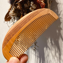 RUNAN オリジナルデザイン  天然 金糸楠木 龍と鳳の紋 精工彫刻 櫛 高級黒檀木 くし 木製櫛 両面彫刻 龍と鳳凰【桃太郎】お守り