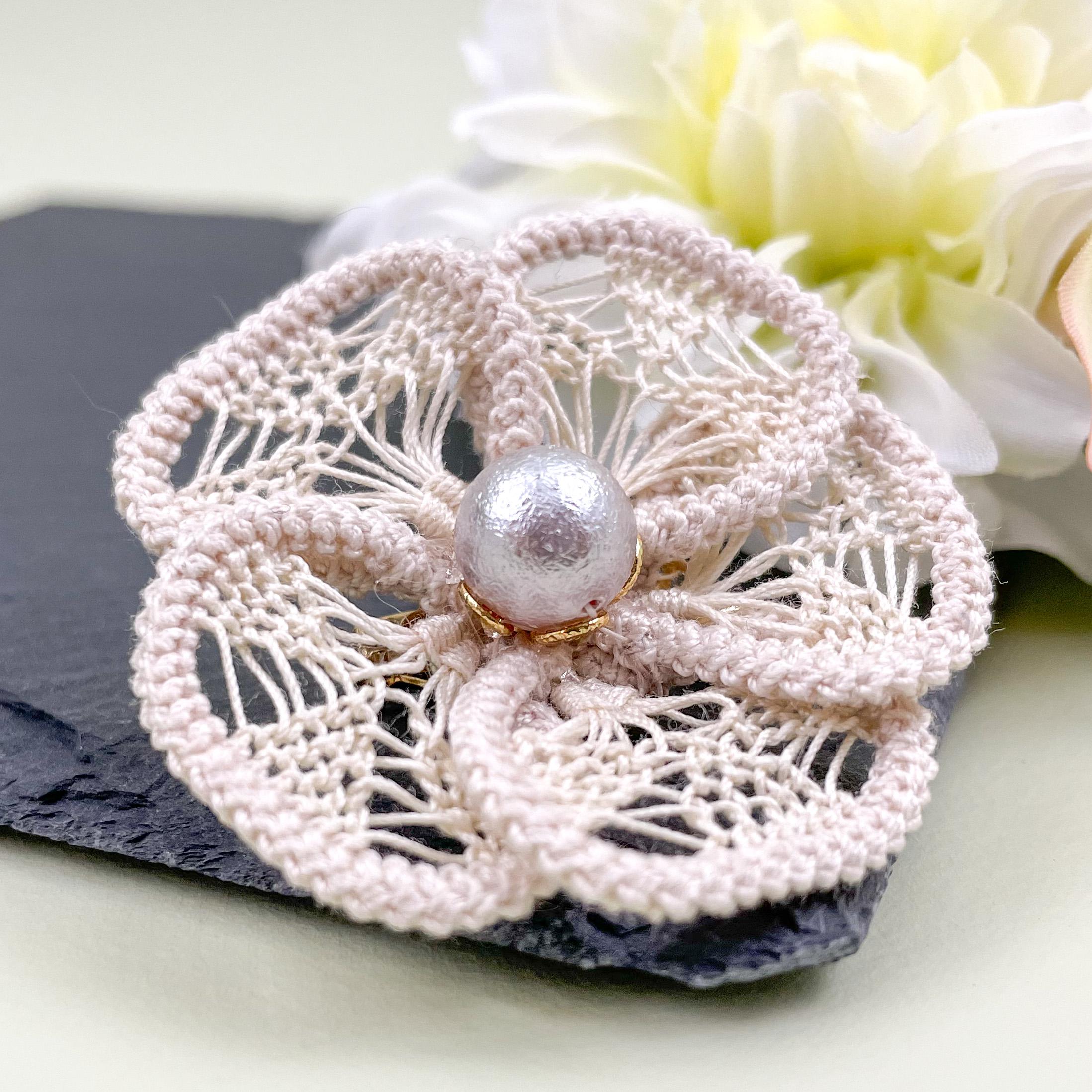 【ルーマニアンレース】立体花モチーフのブローチ（スパイダーウェブ）