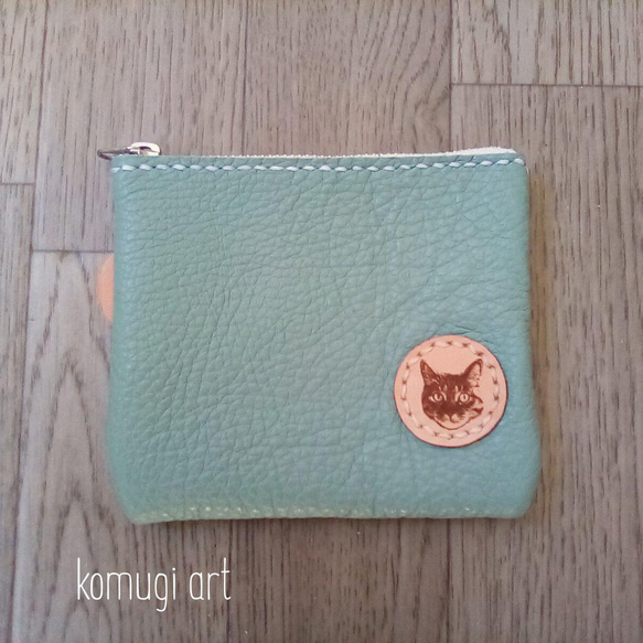komugi  art オリジナル猫顔　=手縫い=　本革フラットポーチ　ターコイズブルー×白 1枚目の画像