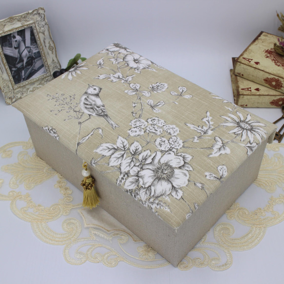 カルトナージュ♪　フランス製 トワルドジュイ　２段ツールボックス / 裁縫箱 （花と小鳥のリフレイン / ベージュ） 2枚目の画像