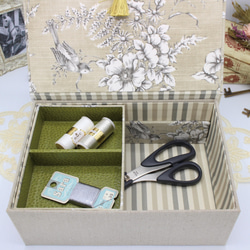 カルトナージュ♪　フランス製 トワルドジュイ　２段ツールボックス / 裁縫箱 （花と小鳥のリフレイン / ベージュ） 1枚目の画像