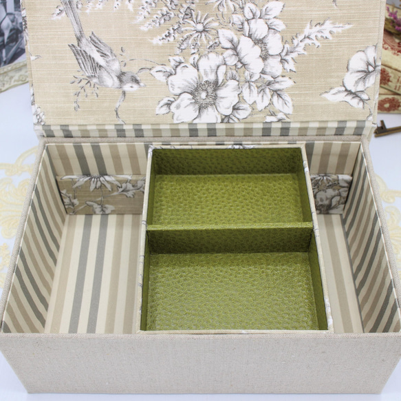 カルトナージュ♪　フランス製 トワルドジュイ　２段ツールボックス / 裁縫箱 （花と小鳥のリフレイン / ベージュ） 6枚目の画像