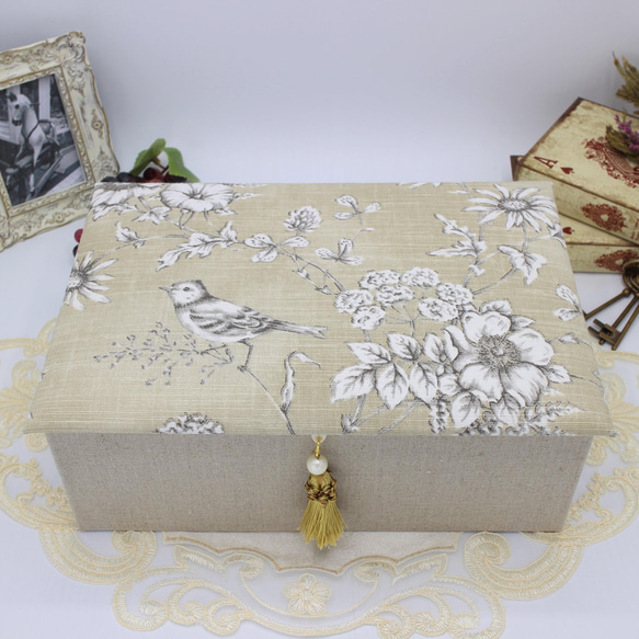カルトナージュ♪　フランス製 トワルドジュイ　２段ツールボックス / 裁縫箱 （花と小鳥のリフレイン / ベージュ） 3枚目の画像