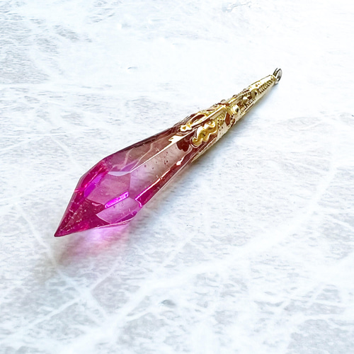 桜色のグラデーションが美しい魔法鉱石のペンデュラム ネックレス 
