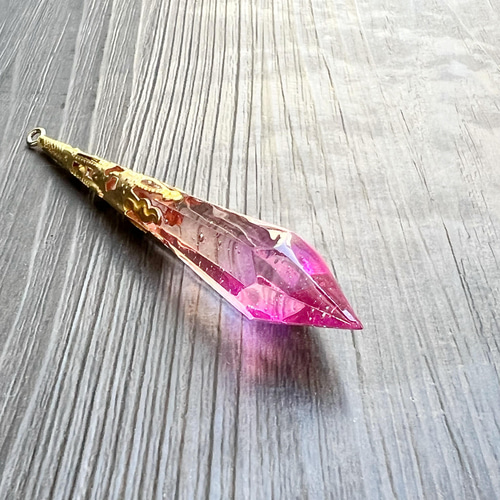桜色のグラデーションが美しい魔法鉱石のペンデュラム ネックレス