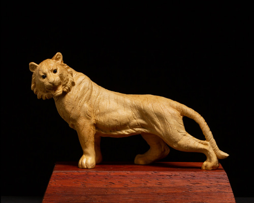 特上彫 寅年 縁起物 彫刻工芸品 木工細工 虎 置物 彫刻 杏子の手作り