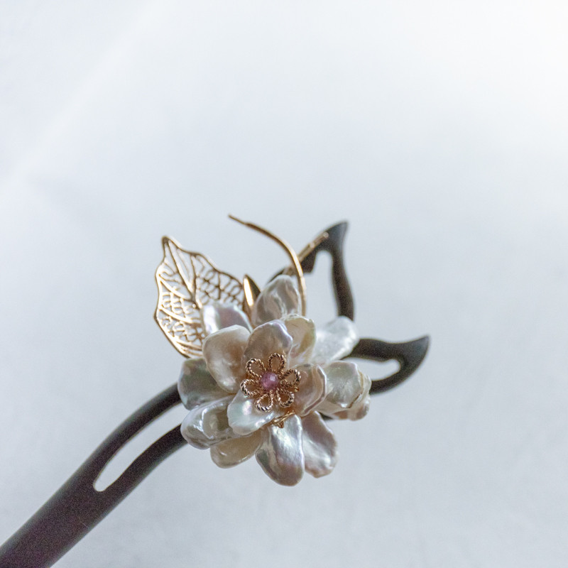 バロックパールのお花と蝶のかんざし　黒檀　木製　簪　檀木