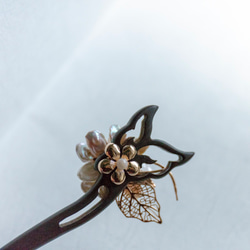 バロックパールのお花と蝶のかんざし　黒檀　木製　簪　檀木 3枚目の画像