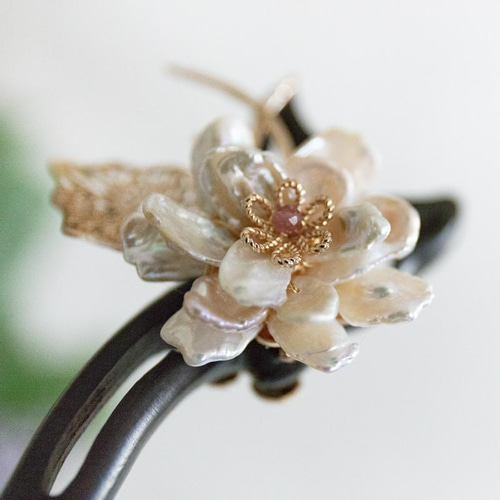 バロックパールのお花と蝶のかんざし 黒檀 木製 簪 檀木
