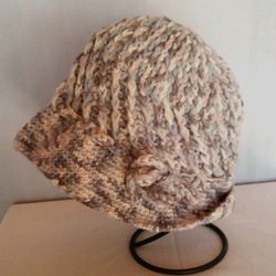 プリム付き深型手編み帽子（段染め毛糸） 1枚目の画像