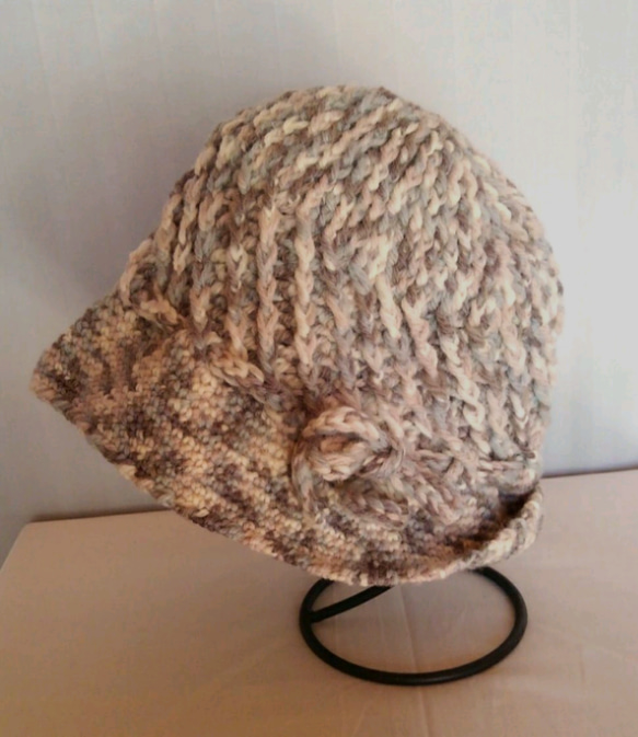 プリム付き深型手編み帽子（段染め毛糸） 1枚目の画像