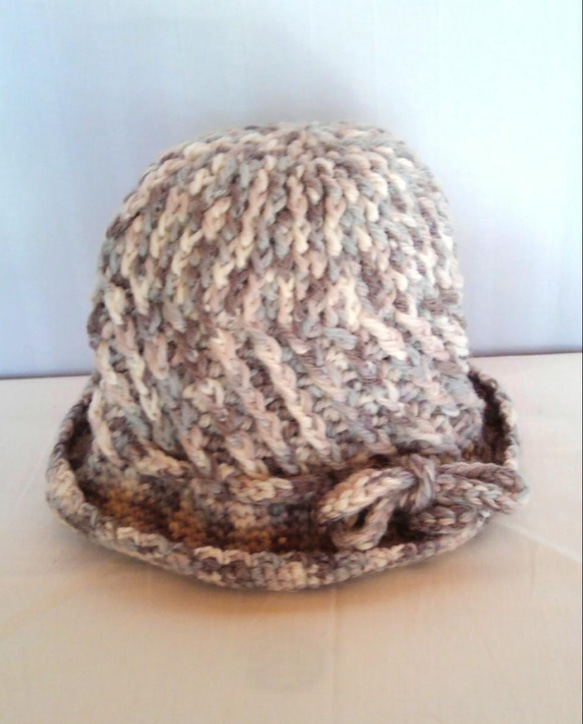 プリム付き深型手編み帽子（段染め毛糸） 3枚目の画像