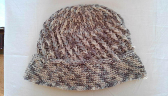 プリム付き深型手編み帽子（段染め毛糸） 5枚目の画像