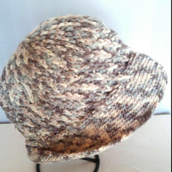 プリム付き深型手編み帽子（段染め毛糸） 2枚目の画像