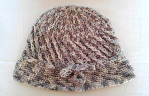 プリム付き深型手編み帽子（段染め毛糸） 4枚目の画像