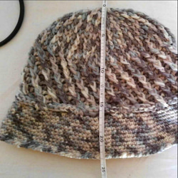 プリム付き深型手編み帽子（段染め毛糸） 9枚目の画像