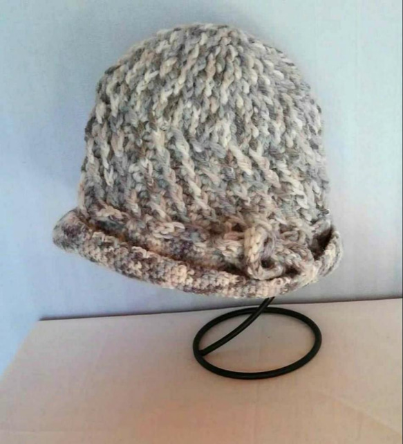 プリム付き深型手編み帽子（段染め毛糸） 8枚目の画像