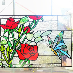 ステンドグラス　赤い薔薇と蝶のパネル 2枚目の画像