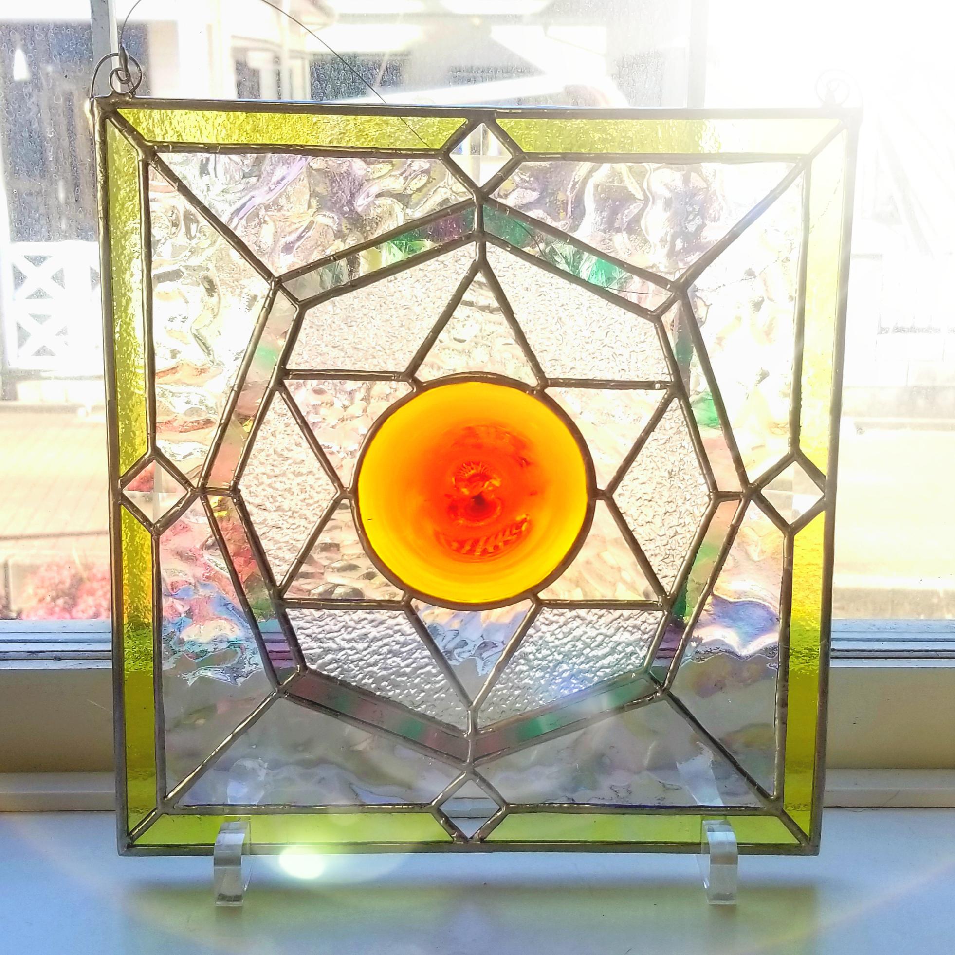 ステンドグラス　おひさまモチーフのパネル　ロンデルガラス使用(スタンド付)
