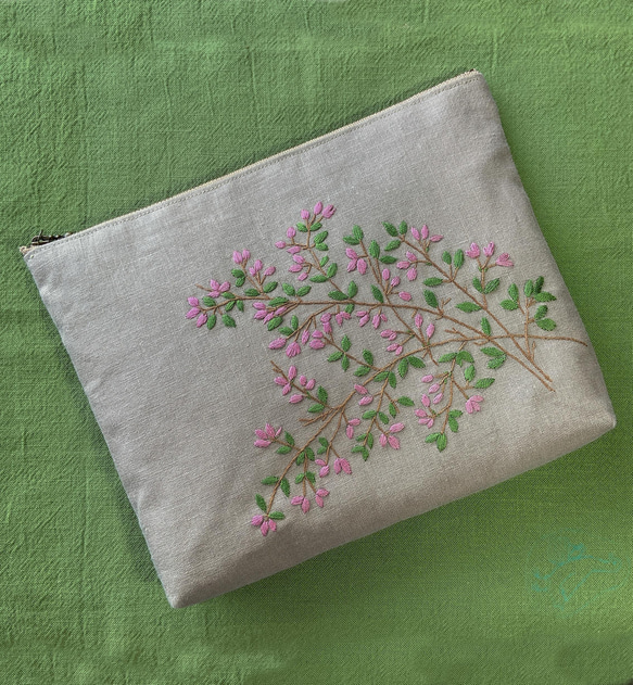 《手刺繍のポーチ》ピンクの萩の花 3枚目の画像