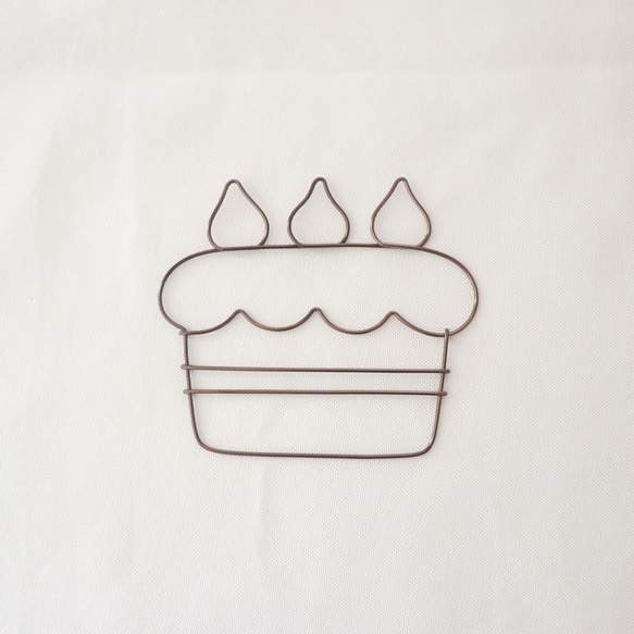 cake  * wire art  ブロンズ　バースデー　ケーキ　ハッピーバースデー　文字　ワイヤー　誕生日 1枚目の画像