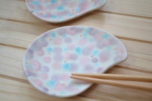 【小皿】桜としずくの勾玉(ピンク・ブルー) 1枚目の画像