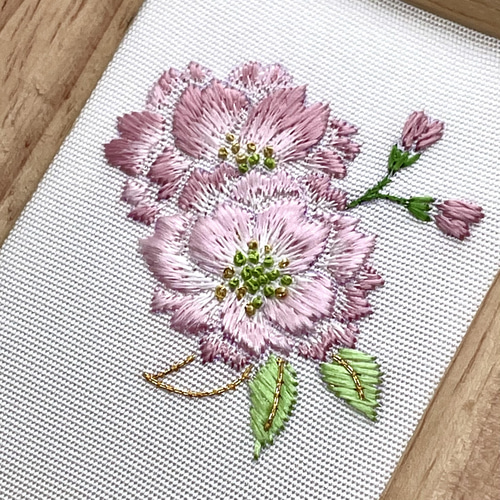 八重桜 刺繍フレーム 絹糸と金糸の日本刺繍 壁飾り インテリア