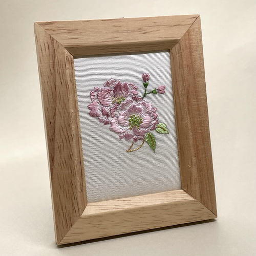 八重桜 刺繍フレーム 絹糸と金糸の日本刺繍 壁飾り インテリア