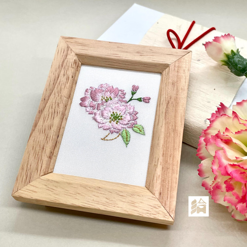 八重桜 刺繍フレーム 絹糸と金糸の日本刺繍 壁飾り インテリア
